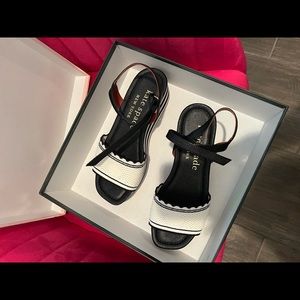 Kate Spade Highrise sandal blk& wht